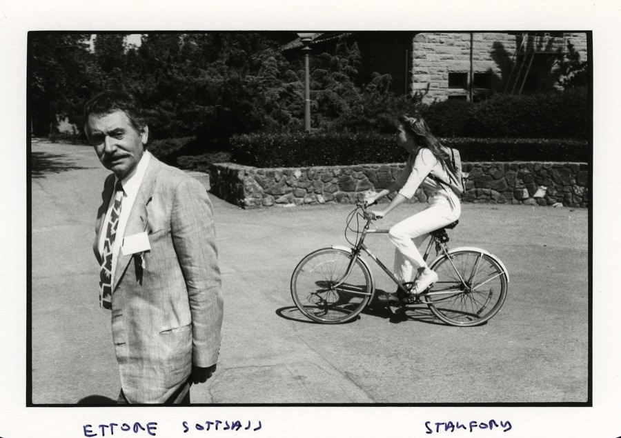 Ettore Sottsass at Stanford University, 1985, photograph by Jean Pigozzi